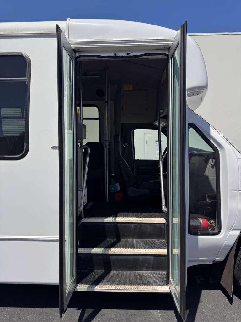 2021 Ford E450 Super Duty Shuttle Bus