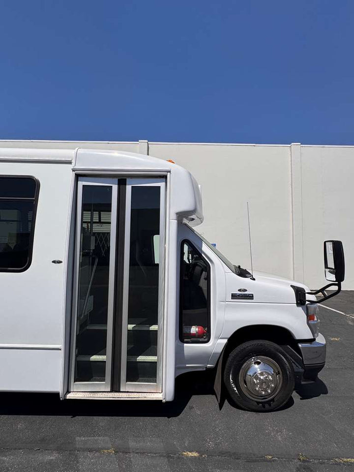 2021 Ford E450 Super Duty Shuttle Bus
