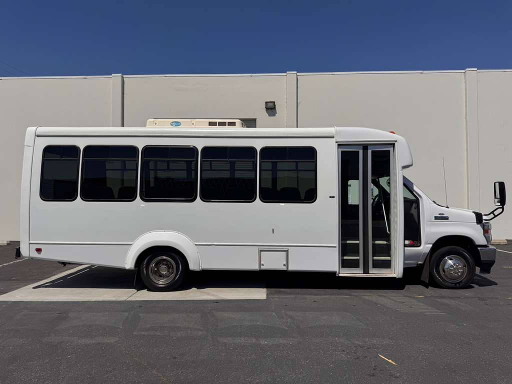2021 Ford E450 Super Duty Shuttle Bus